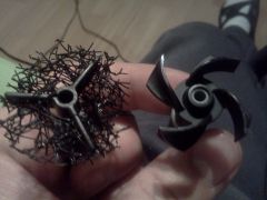 wirniki pomp aquael circulator 1000 (po lewej z meshem ) i hydor pico 1200