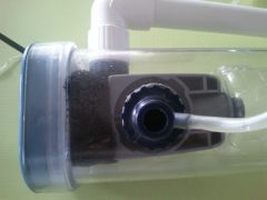 Gąbka pomiędzy pompą i deklem