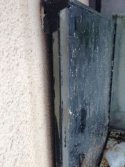 krawedzź szyb Z ktorych ciekla woda, Po rozmontowaniu akwarium wyraznie widac Na zdjęciu Ze Nie przystawał silikon Do szyby I nastąpiło rozszczelnienie