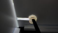 wyprowadzenie kabli przez koronę